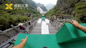 天门山999级台阶第一视角跑酷速降视频